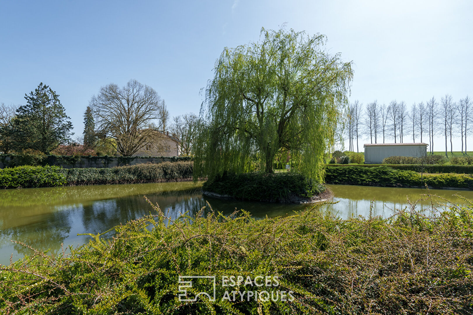 Maison d’architecte et son parc avec étang