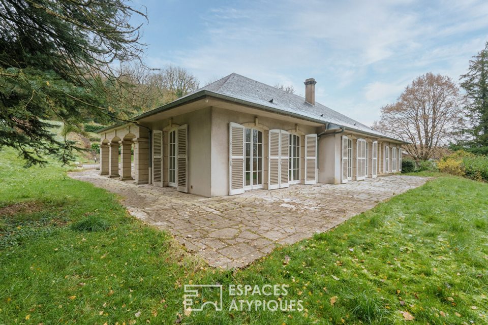 Maison d'architecte sur les hauteurs et son terrain verdoyant