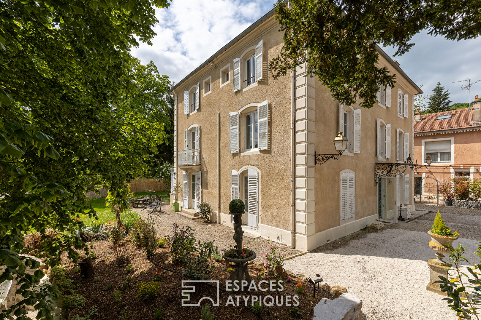 Authentic manor house overlooking the Moselle river