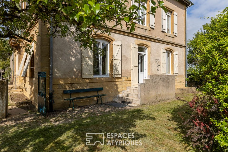 Maison de maître en pierre de taille avec dependences et jardin clos
