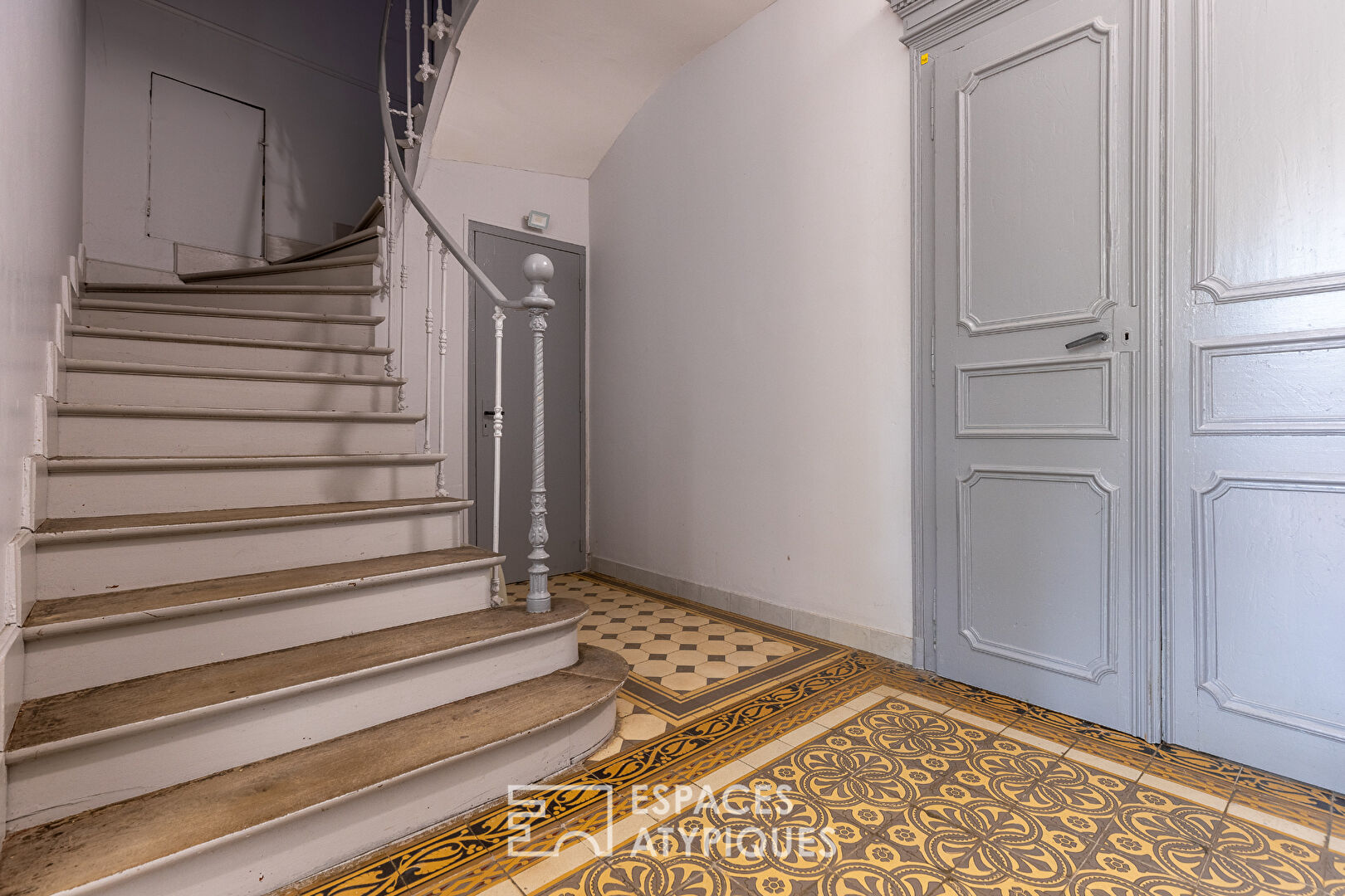 Maison de maître en pierre de taille avec dépendances et jardin clos