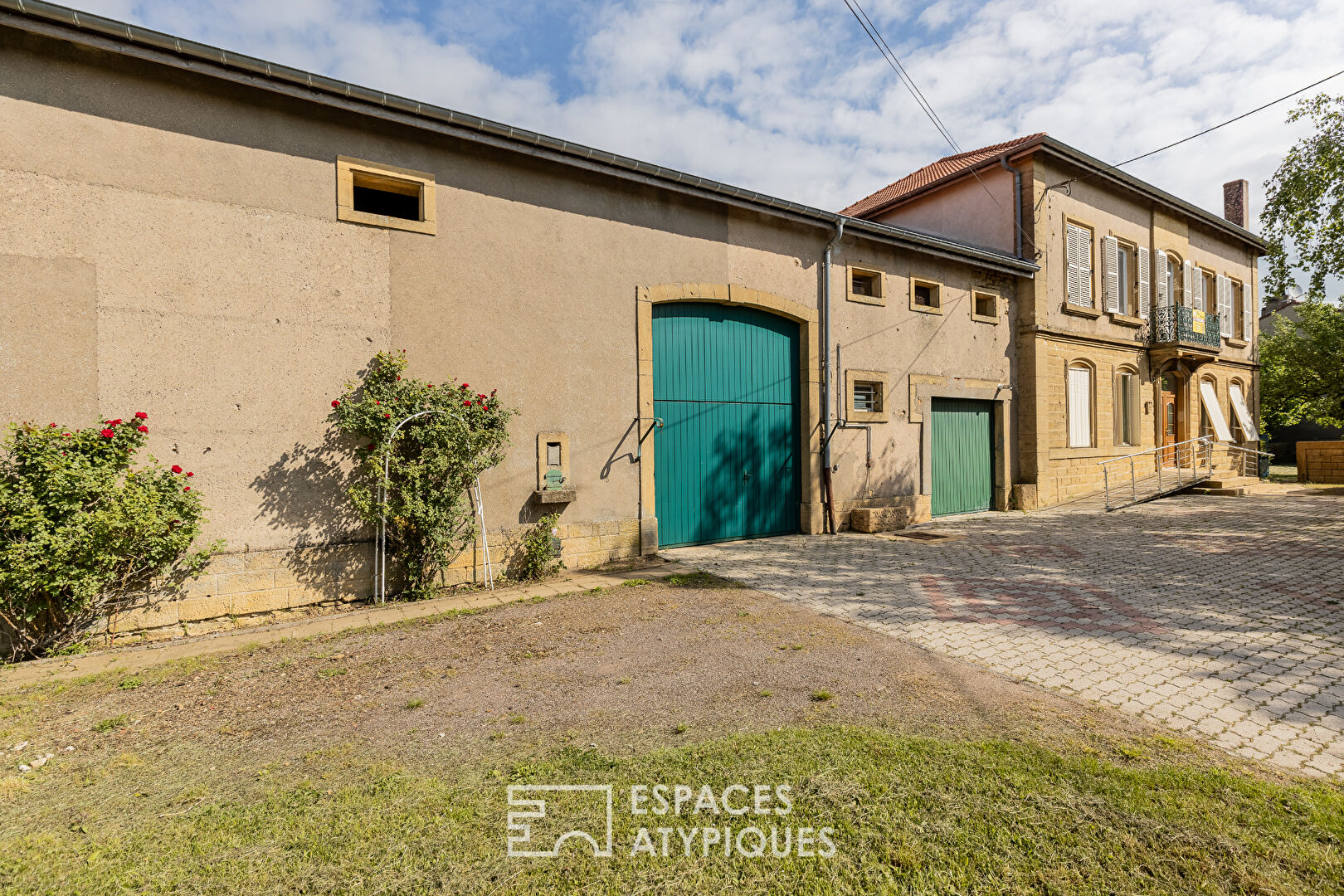 Maison de maître en pierre de taille avec dépendances et jardin clos