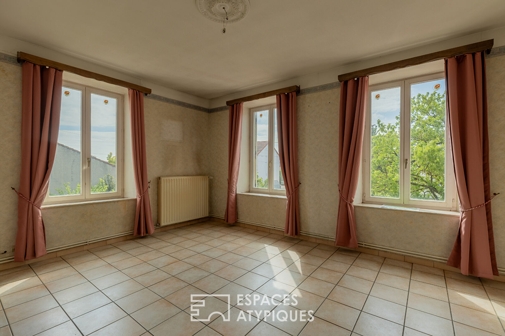 Maison de maître en pierre de taille avec dépendances et jardin clos