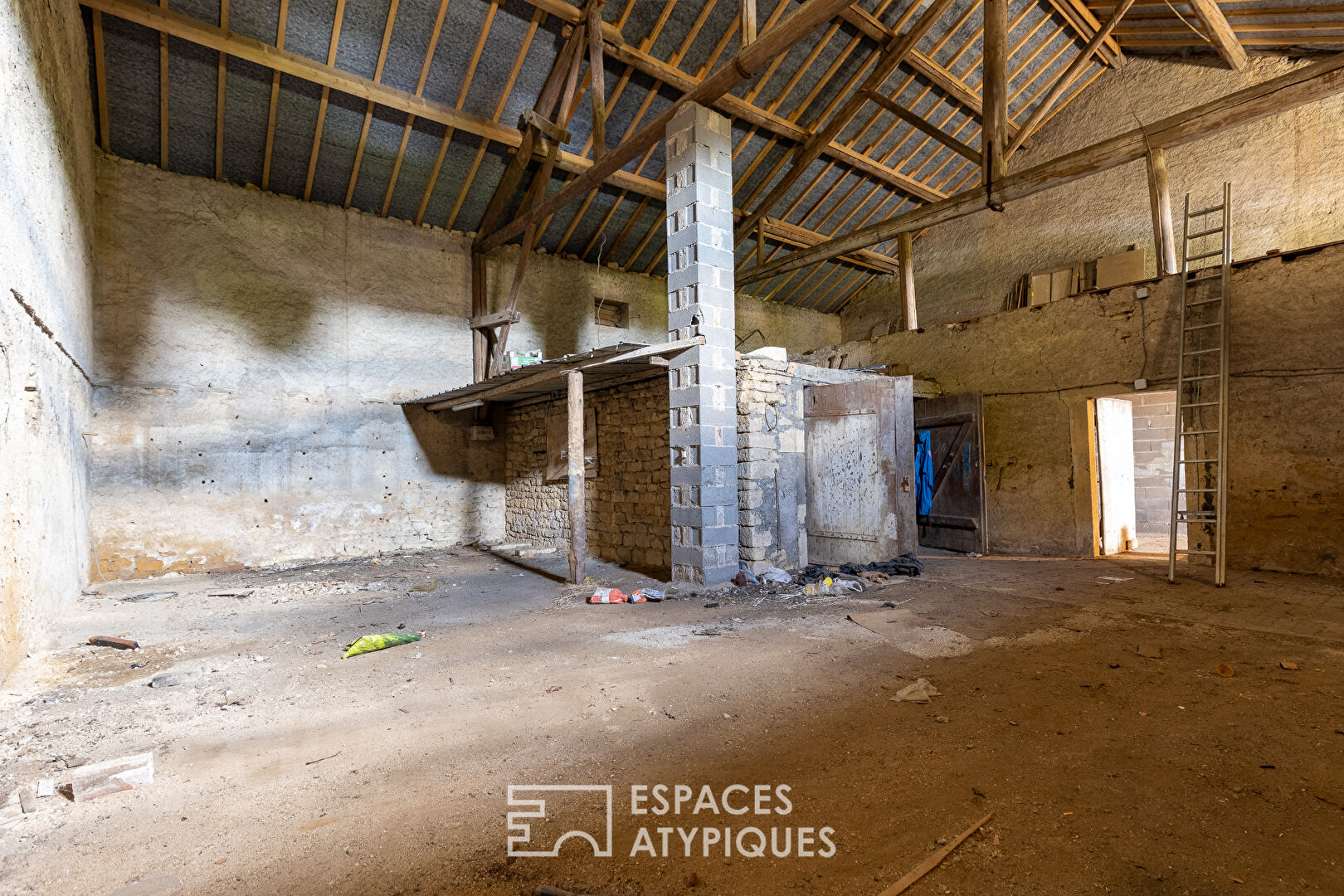 Maison de maître en pierre de taille avec dépendances et jardin clos