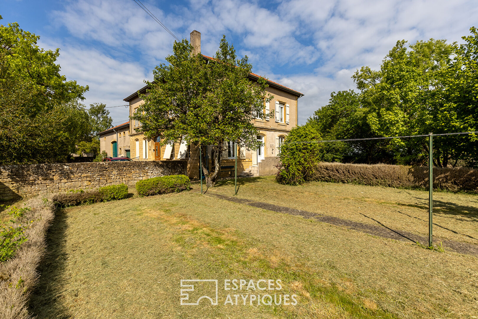 Maison de maître en pierre de taille avec dépendances et jardin clos