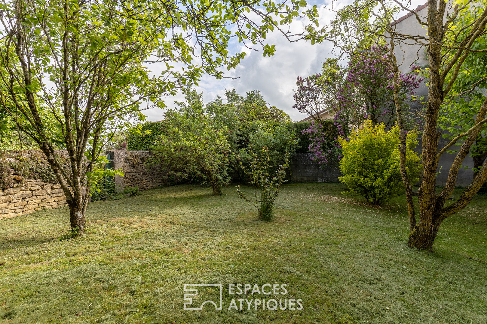 Maison de maître en pierre de taille avec dépendances et jardin clos