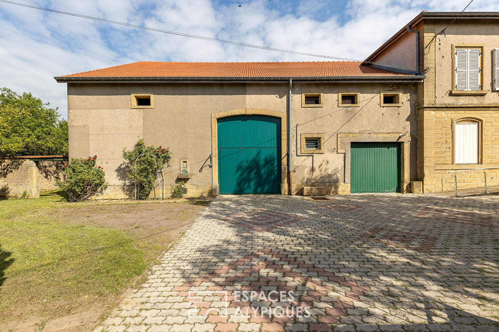 Maison de maître en pierre de taille avec dépendances et jardin clos