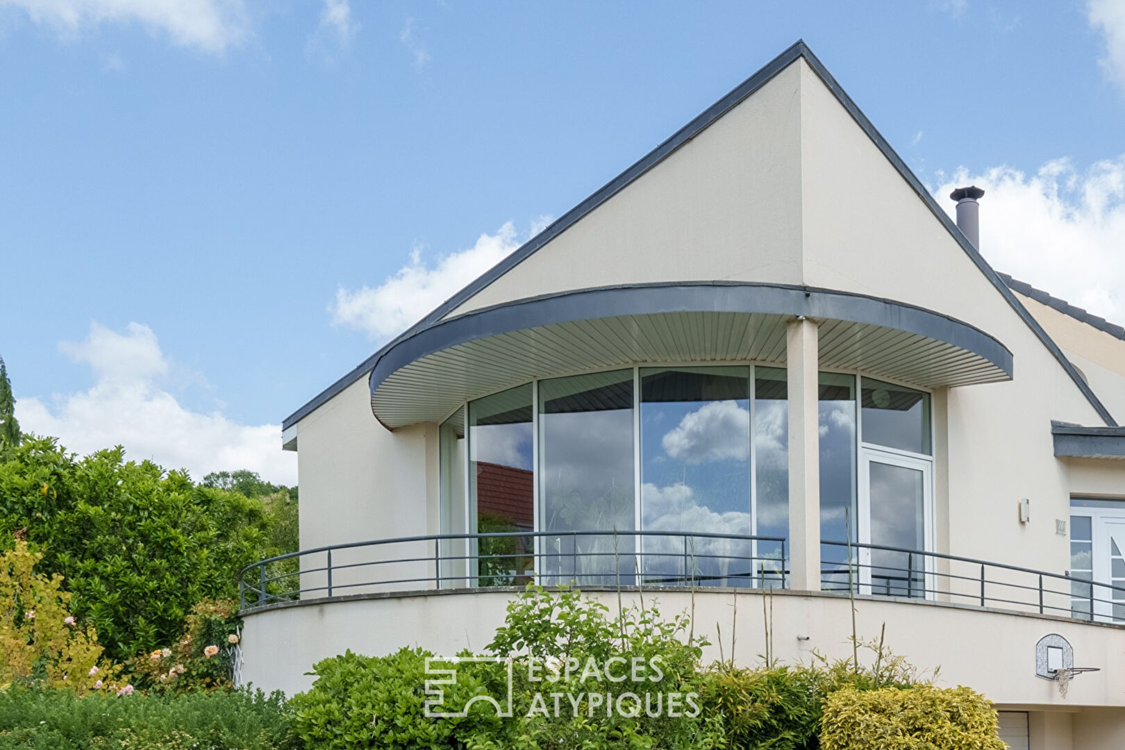 Maison d’architecte avec piscine et vue dégagée