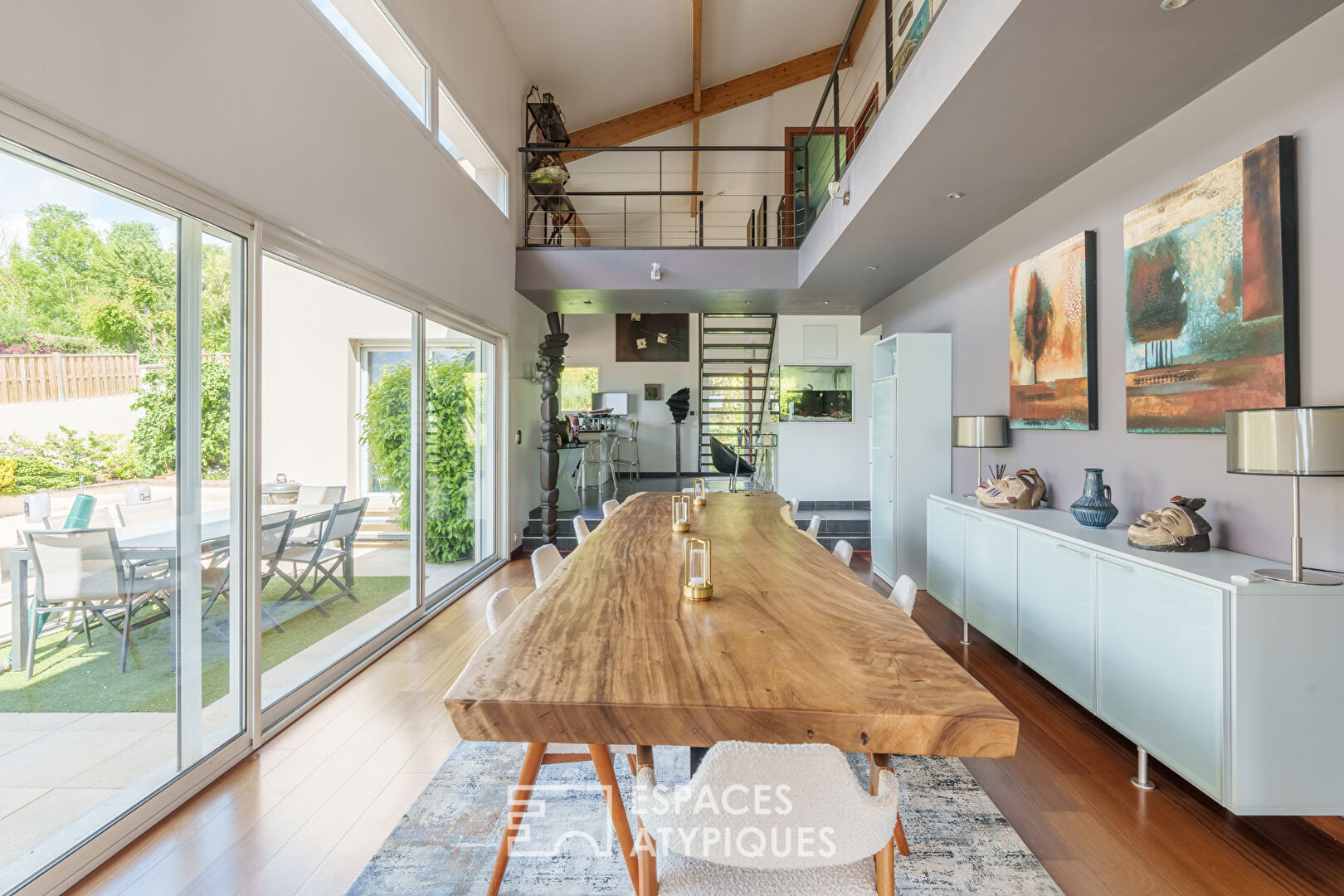 Maison d’architecte avec piscine et vue dégagée