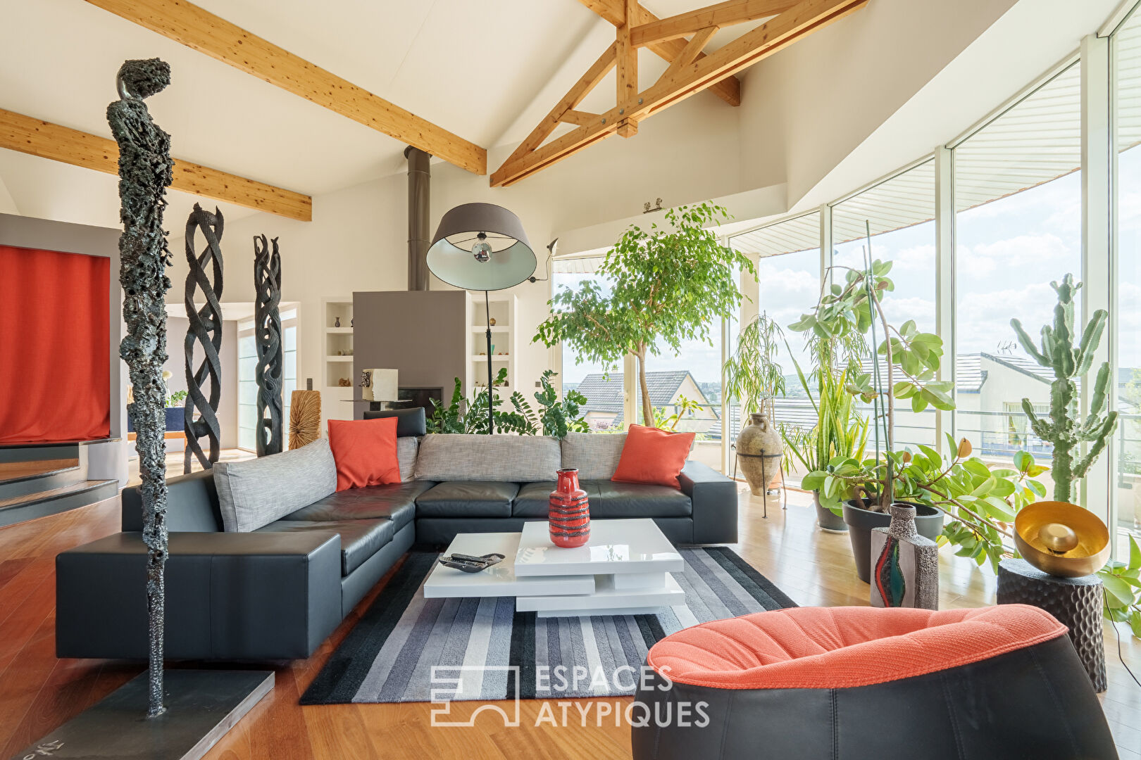 Maison d’architecte avec piscine et vue dégagée
