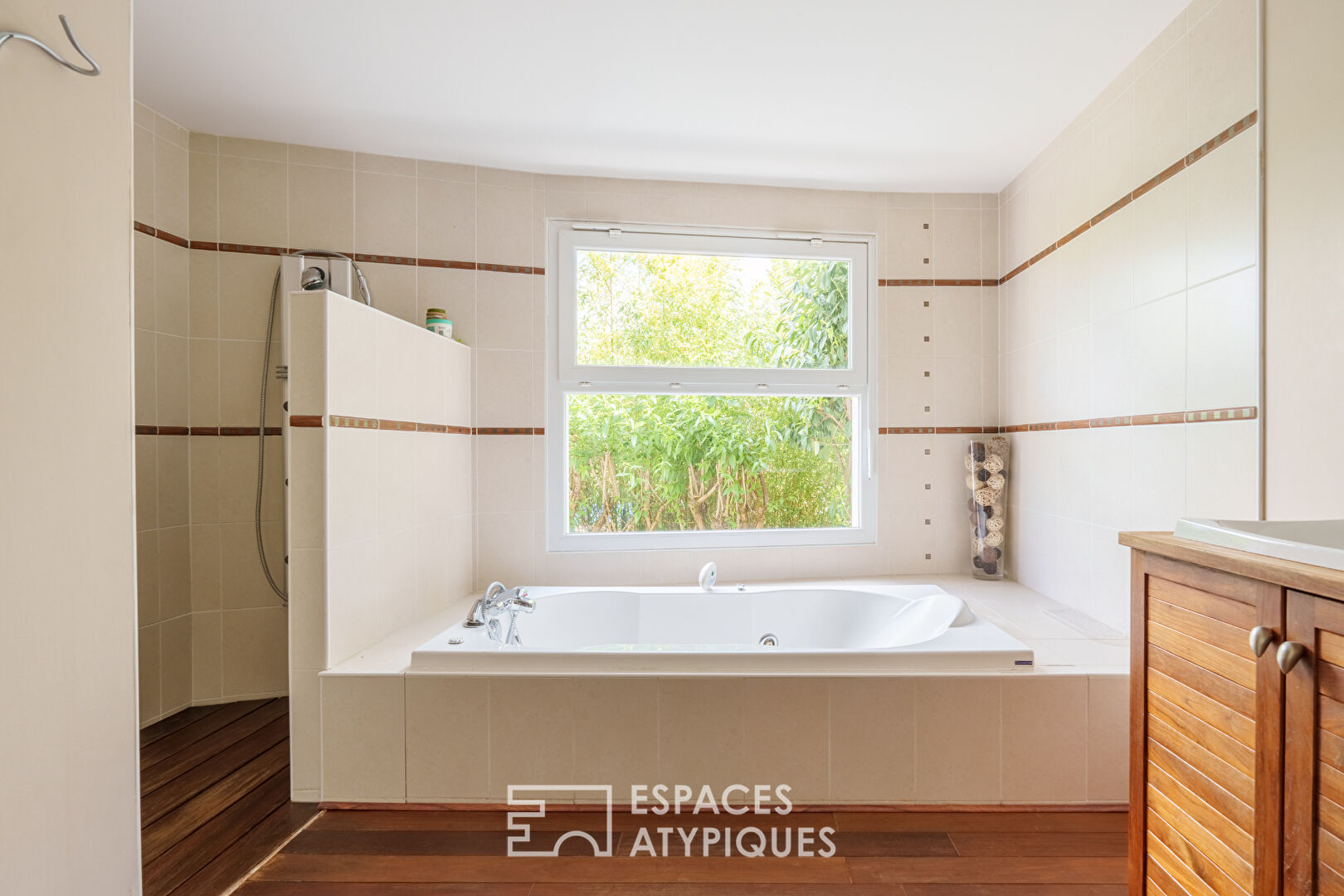Maison d’architecte avec piscine et vue dégagée