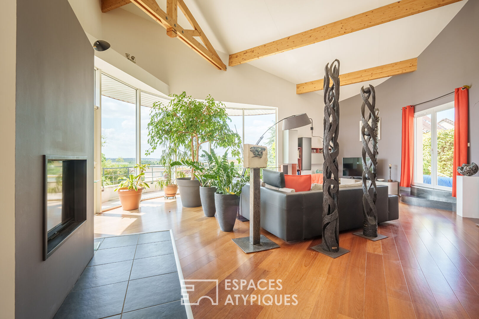 Maison d’architecte avec piscine et vue dégagée