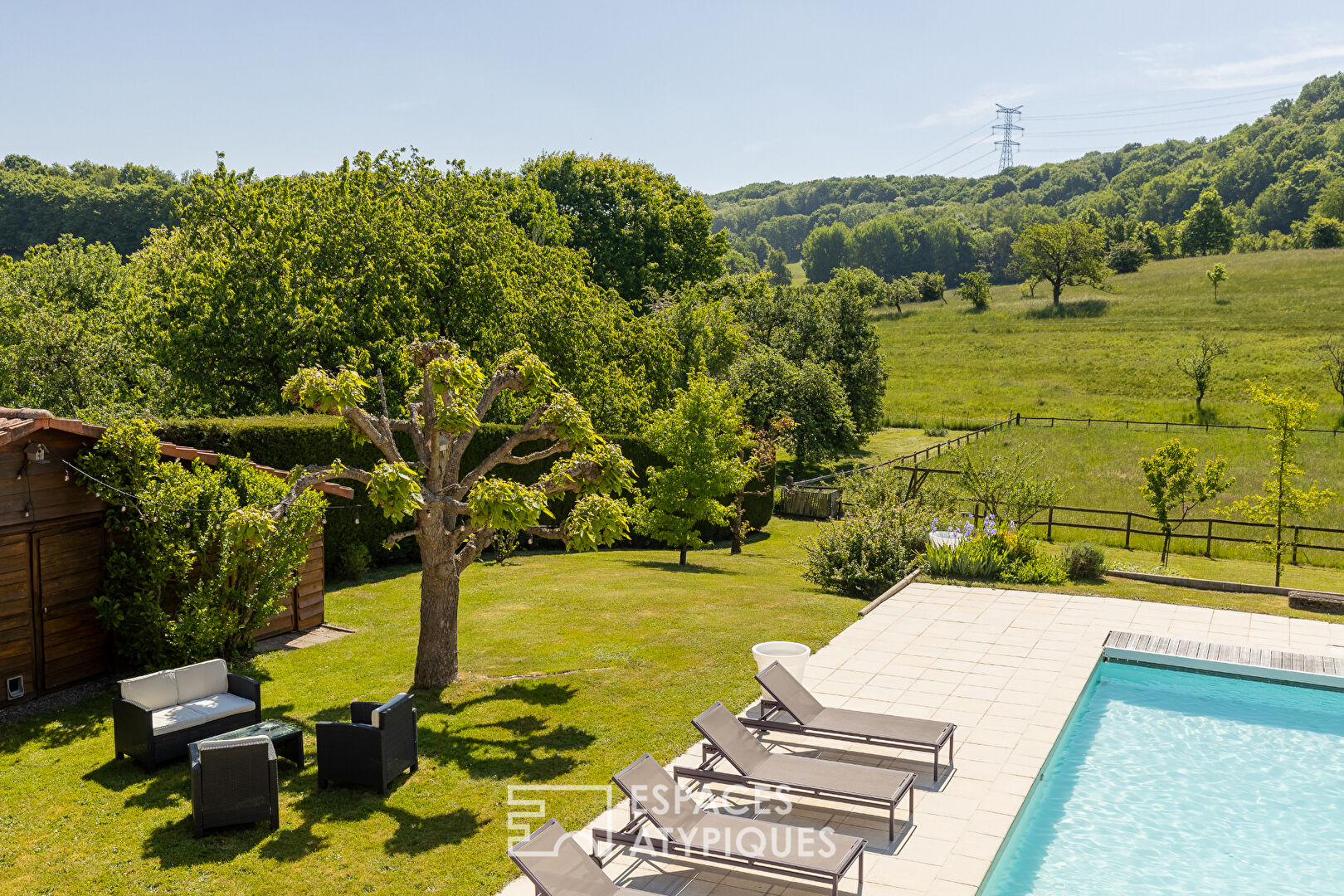Villa d’architecte d’inspiration méditerranéenne et sa piscine