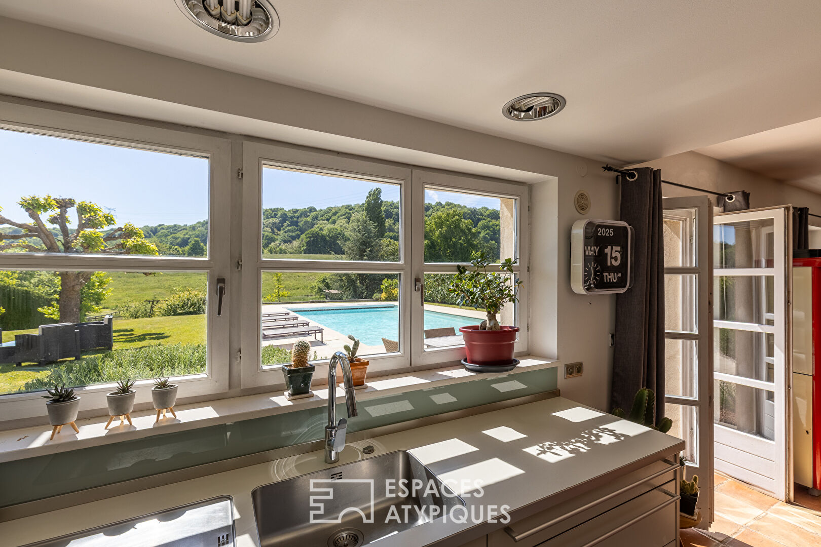 Villa d’architecte d’inspiration méditerranéenne et sa piscine