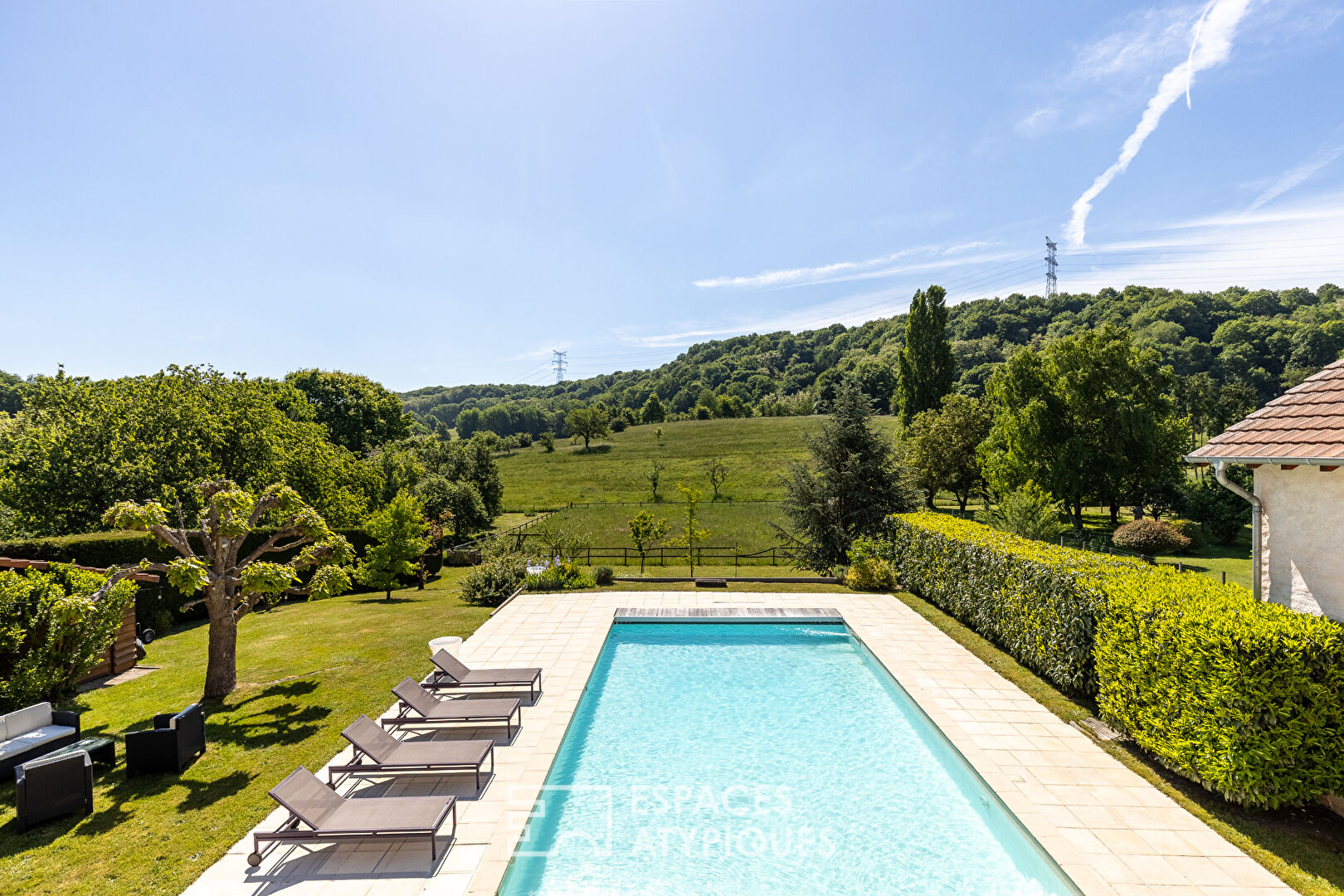 Villa d’architecte d’inspiration méditerranéenne et sa piscine