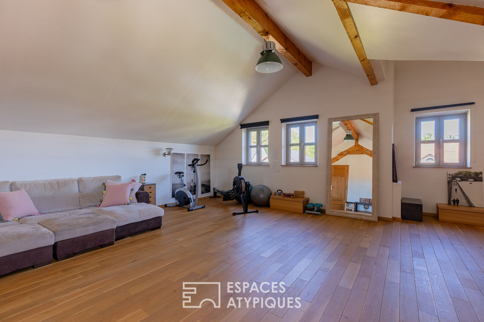 Villa d’architecte d’inspiration méditerranéenne et sa piscine