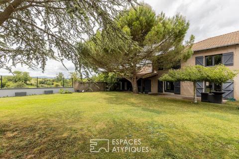 Maison familiale à la rénovation contemporaine avec dépendances et jardin