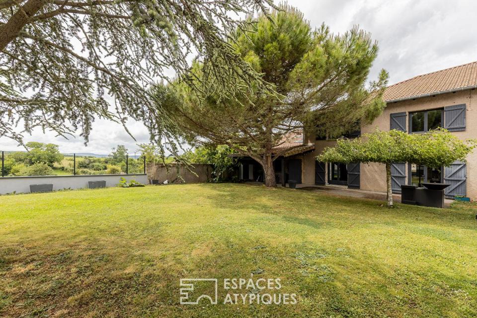 Maison familiale à la rénovation contemporaine avec dépendances et jardin