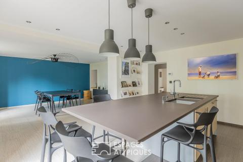 Maison familiale à la rénovation contemporaine avec dépendances et jardin