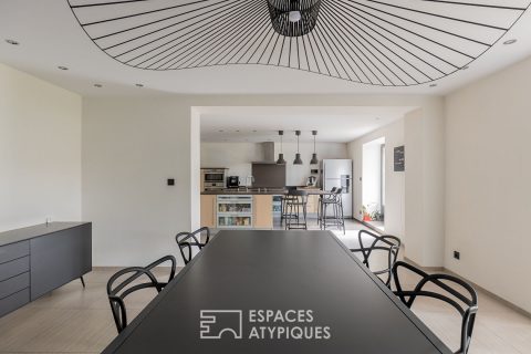 Maison rénovée avec dépendances et jardin