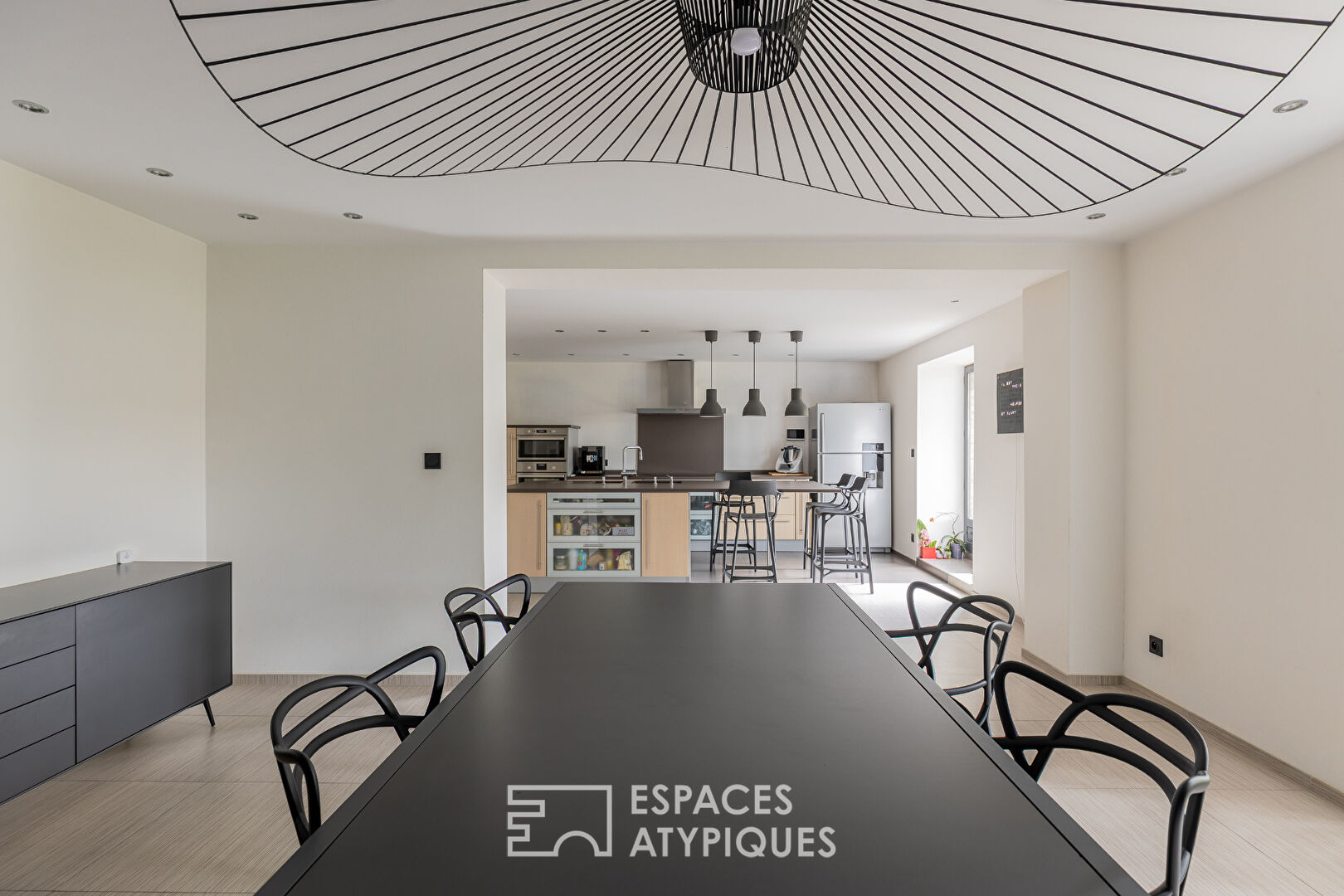 Maison rénovée avec dépendances et jardin