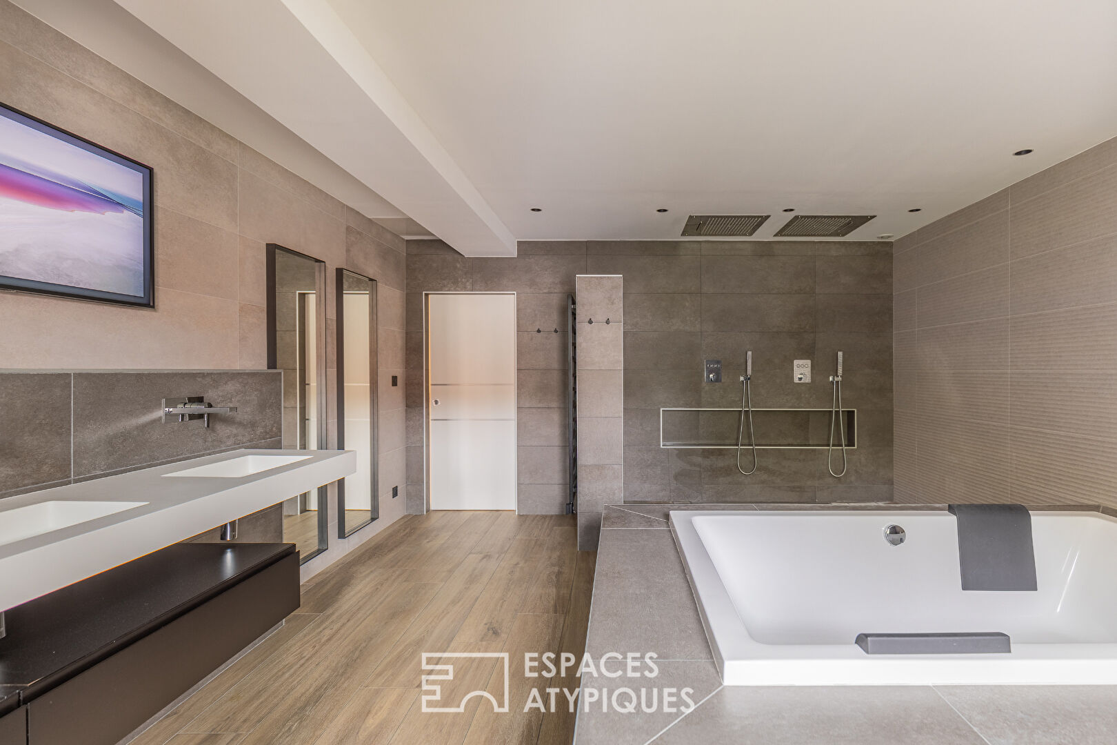 Maison rénovée avec dépendances et jardin