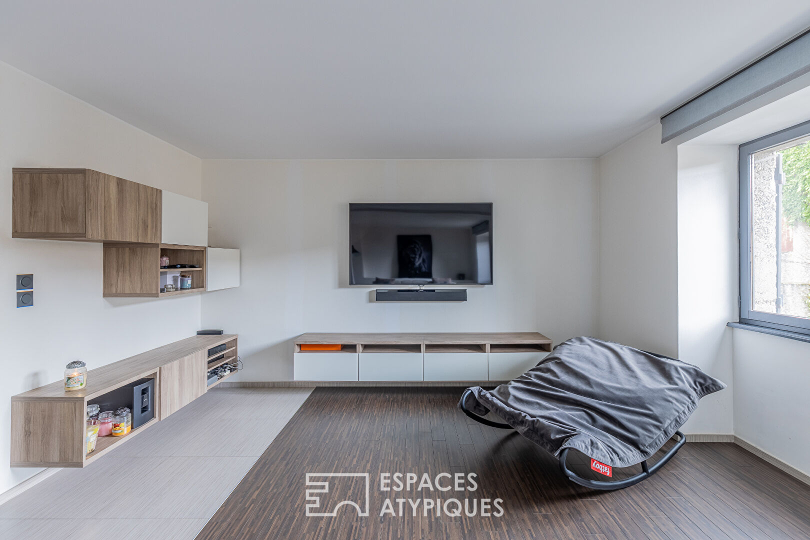 Maison rénovée avec dépendances et jardin