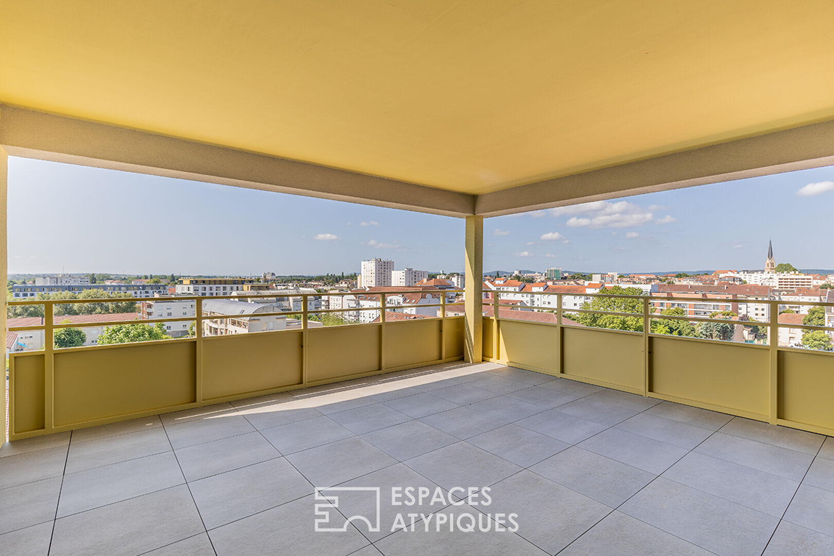 Dernier étage avec terrasses et vue dégagée
