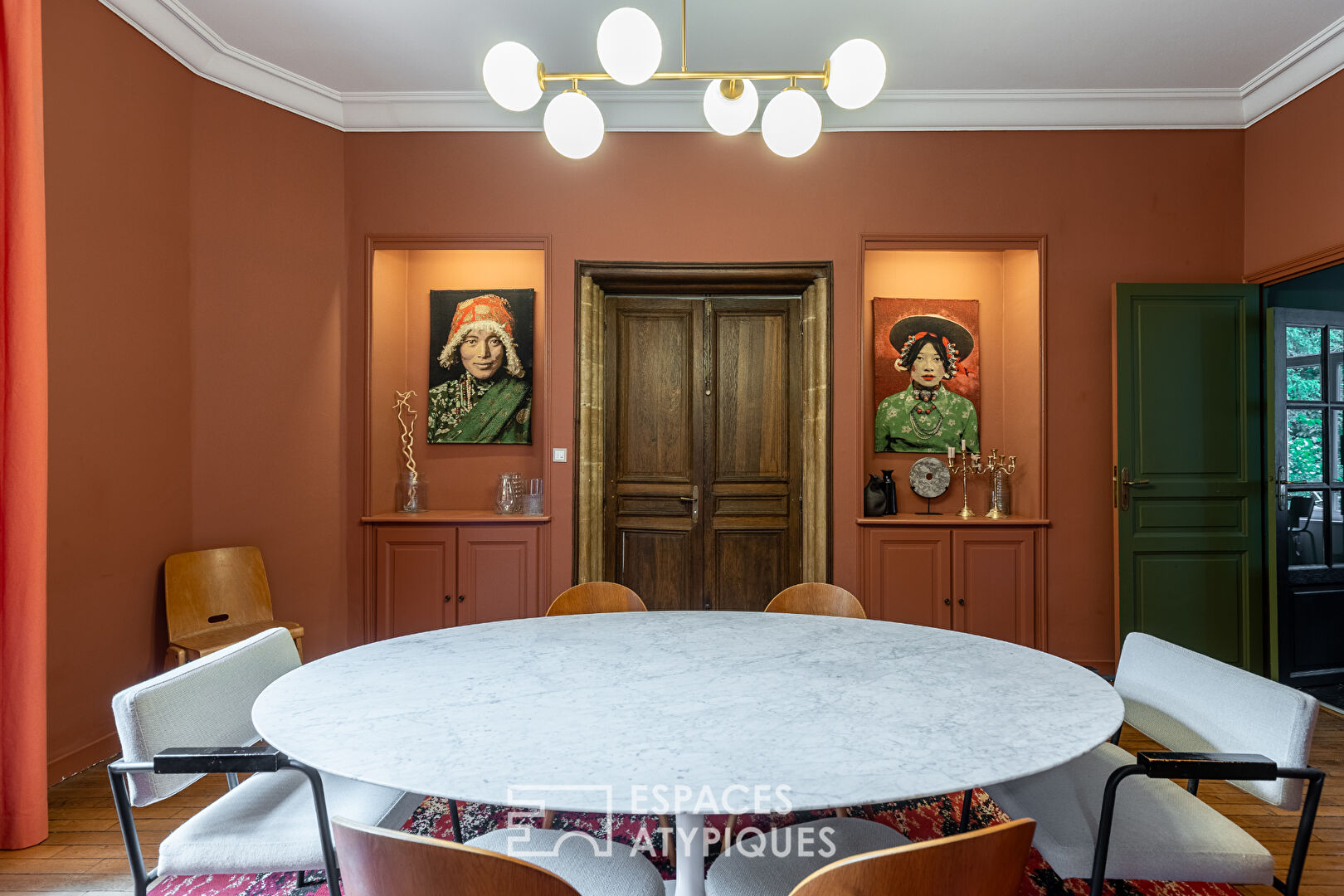 Maison de maître à la rénovation soignée et son écrin verdoyant