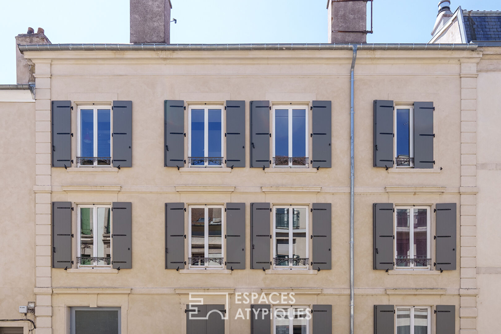 Characterful duplex apartment under the eaves in the heart of the city