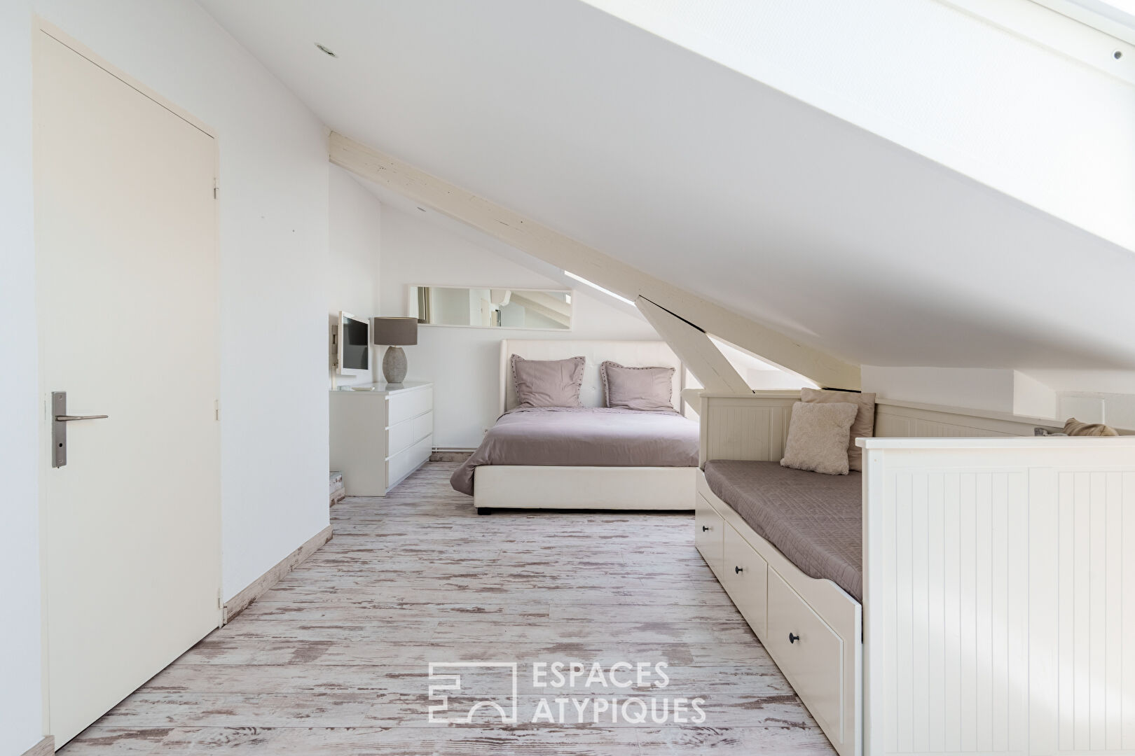 Characterful duplex apartment under the eaves in the heart of the city