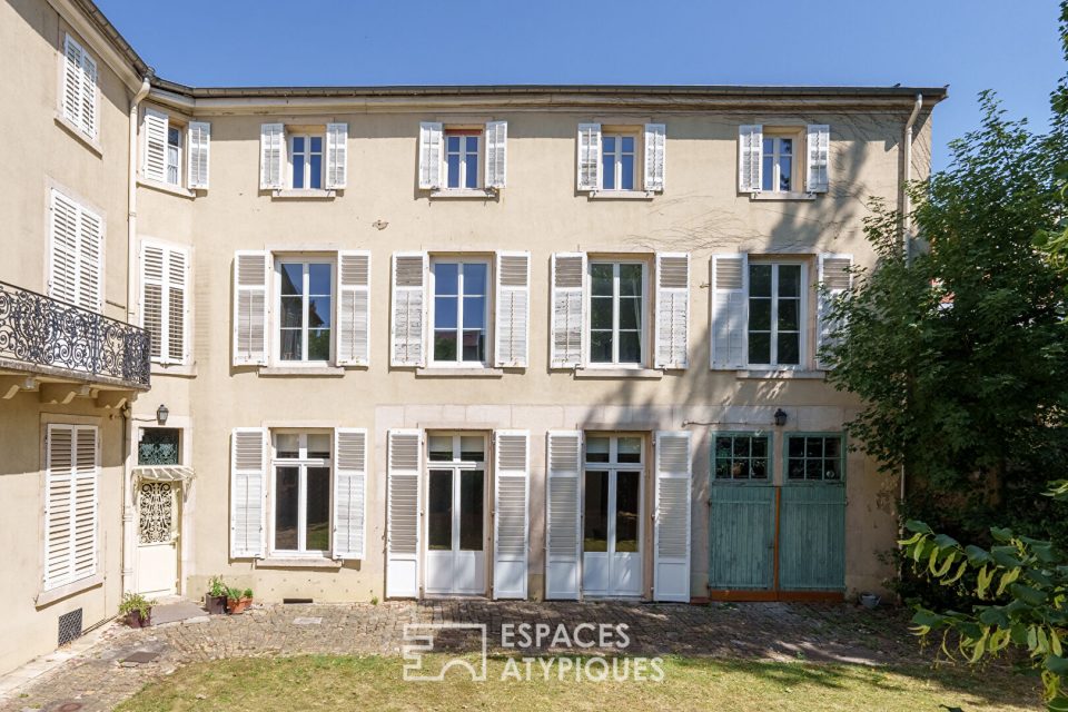 Triplex et son jardin comme une maison en coeur de ville