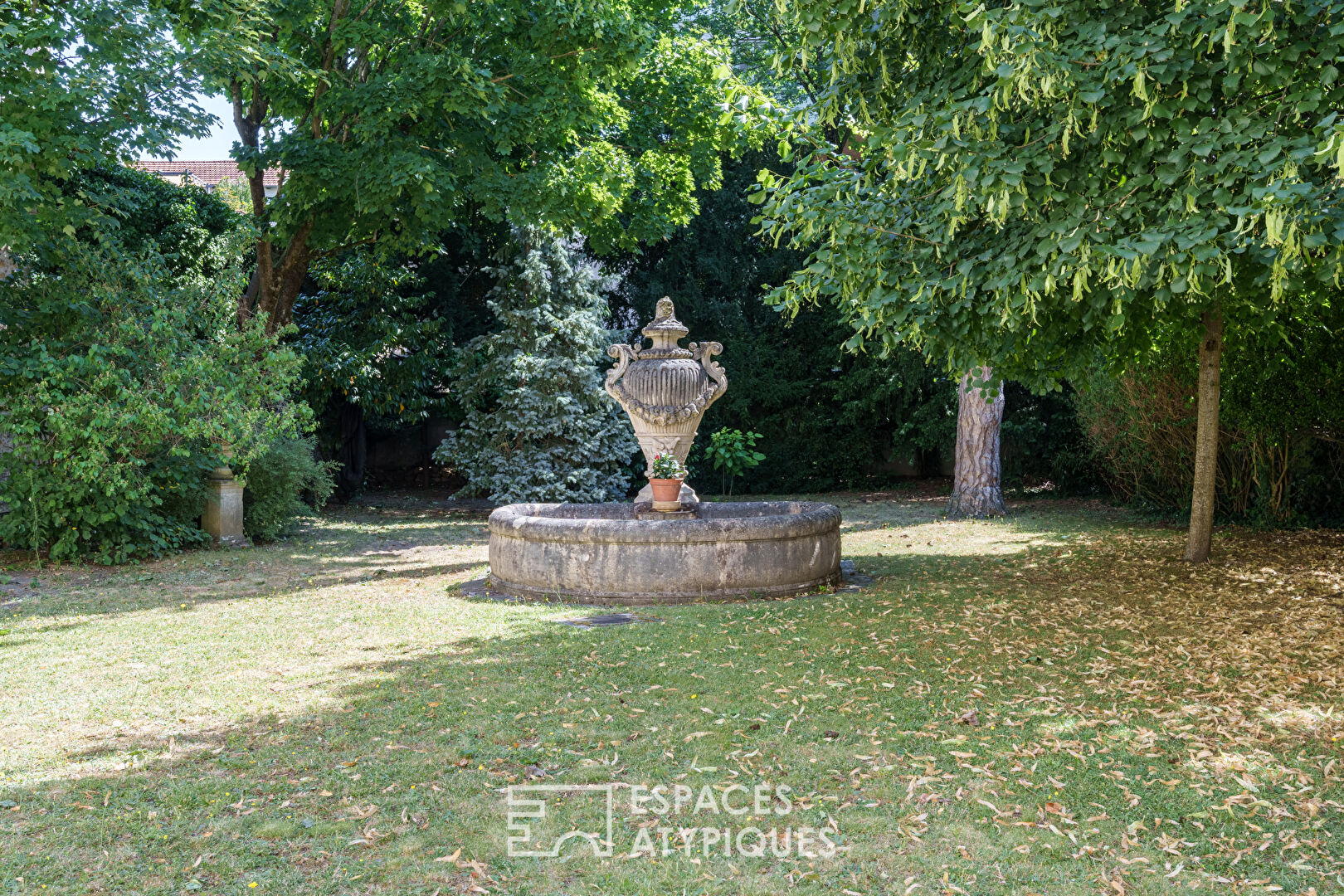 Triplex et son jardin comme une maison en coeur de ville
