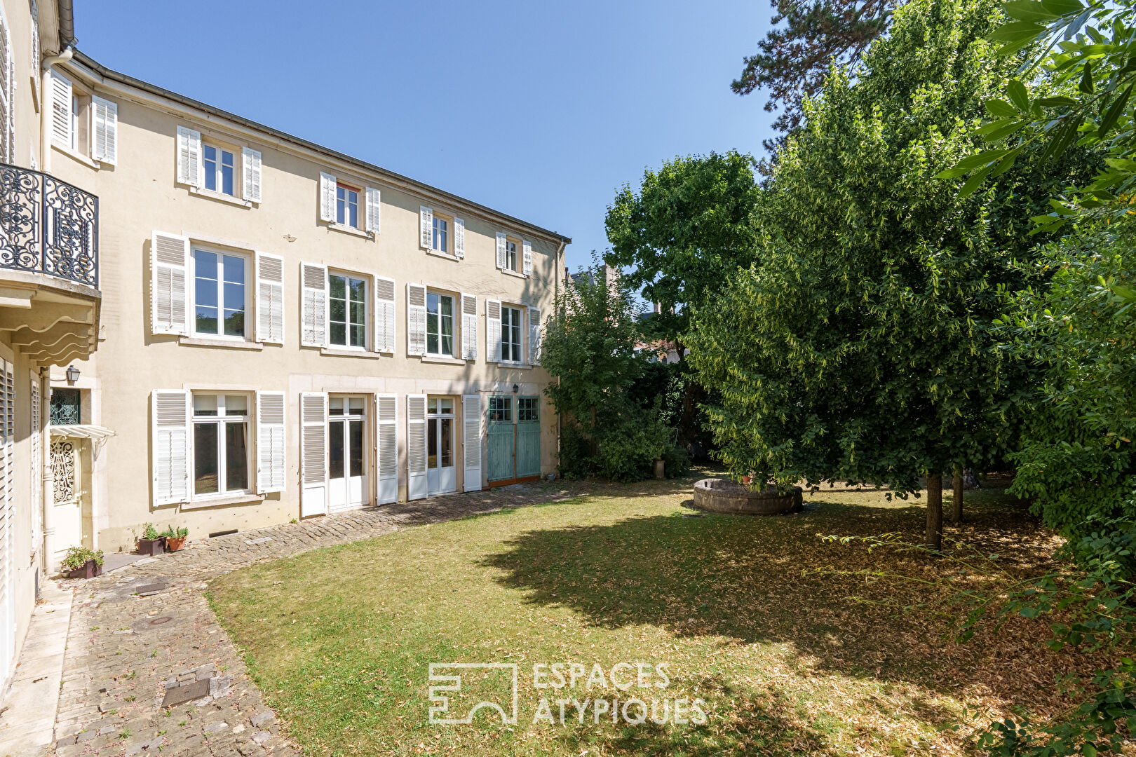 Triplex et son jardin comme une maison en coeur de ville