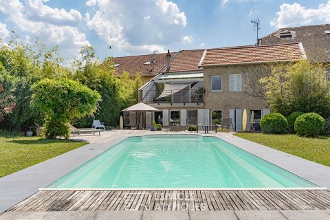 Farmhouse with swimming pool and garden
