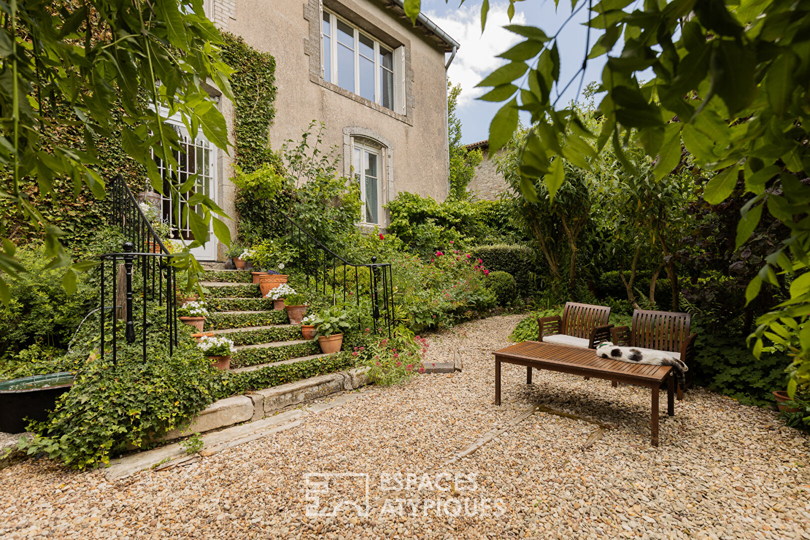Character house from the late 17th century with a bucolic garden
