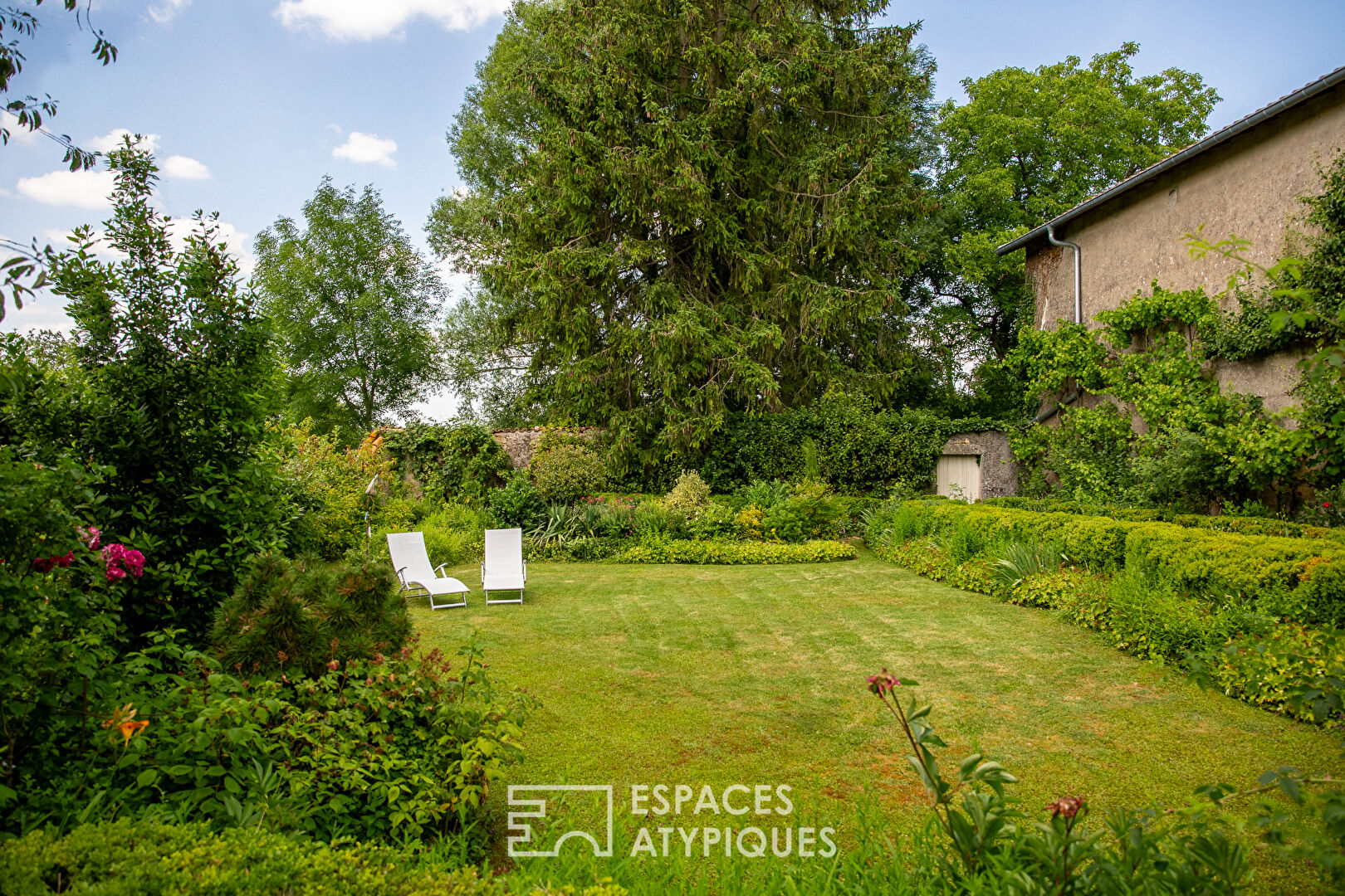 Character house from the late 17th century with a bucolic garden