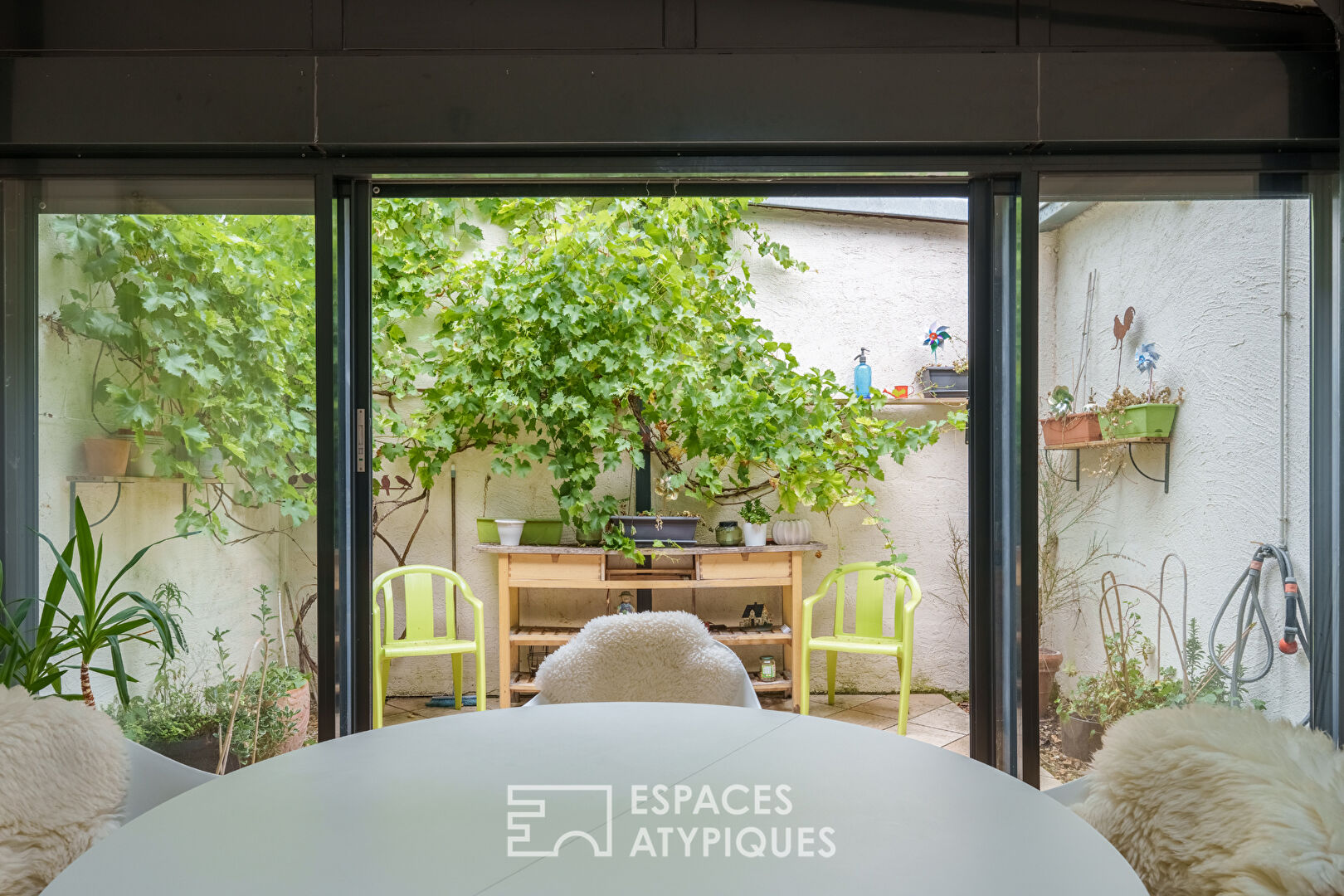Old studio and patio in the heart of the city
