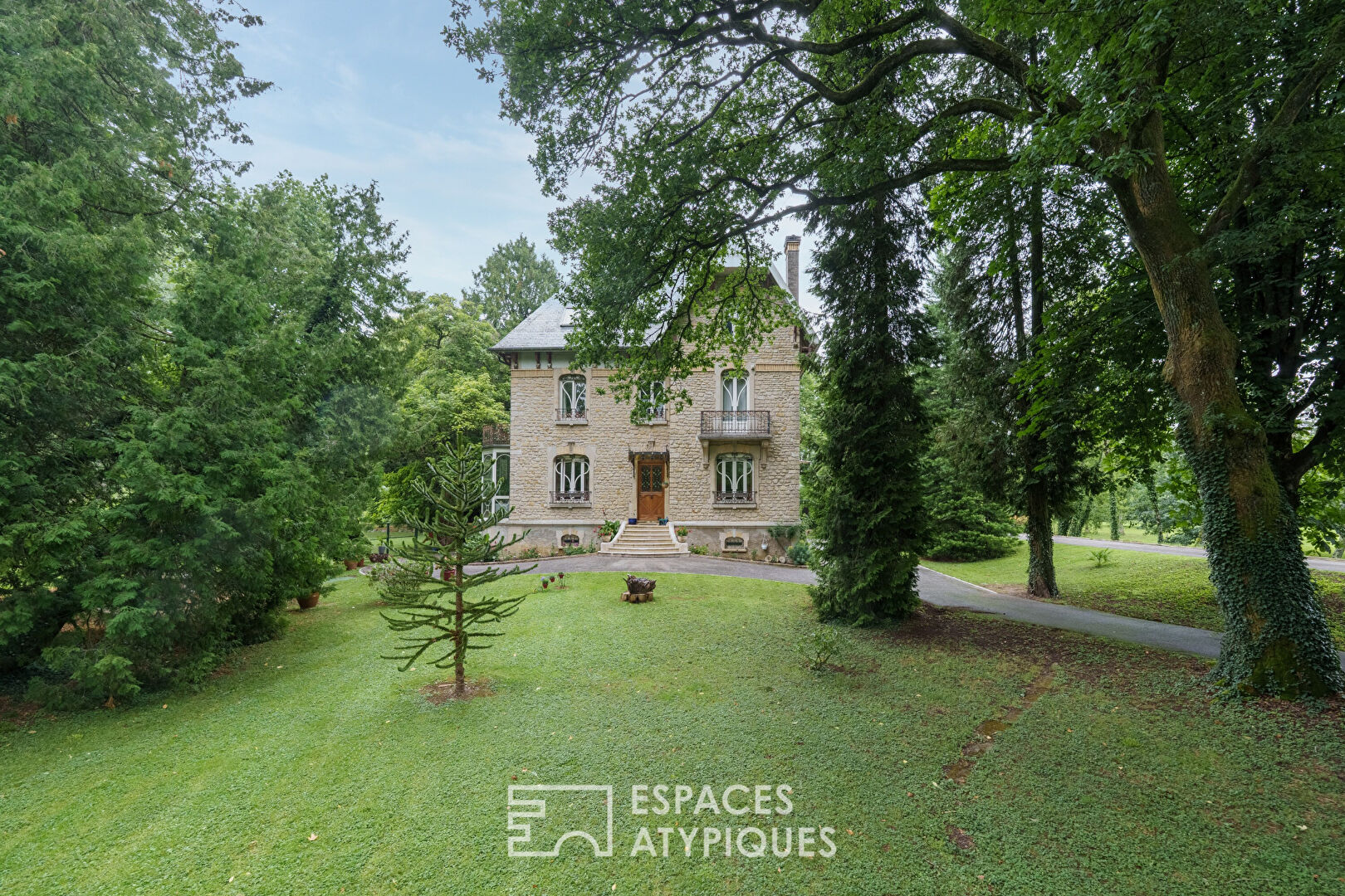 Charmant manoir et son île en bord de Marne
