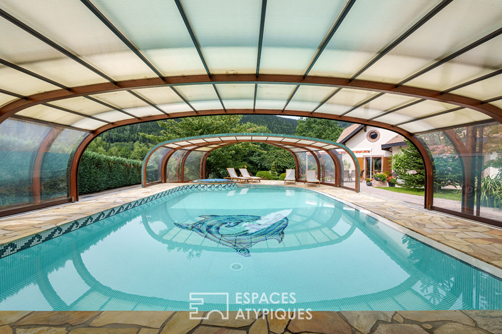Propriété avec piscine et vaste terrain à proximité du lac de Pierre Percée