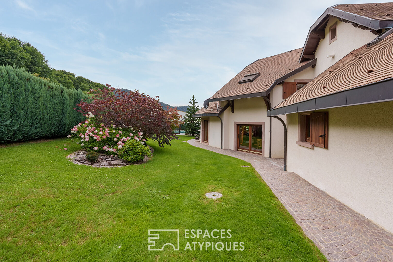 Propriété avec piscine et vaste terrain à proximité du lac de Pierre Percée
