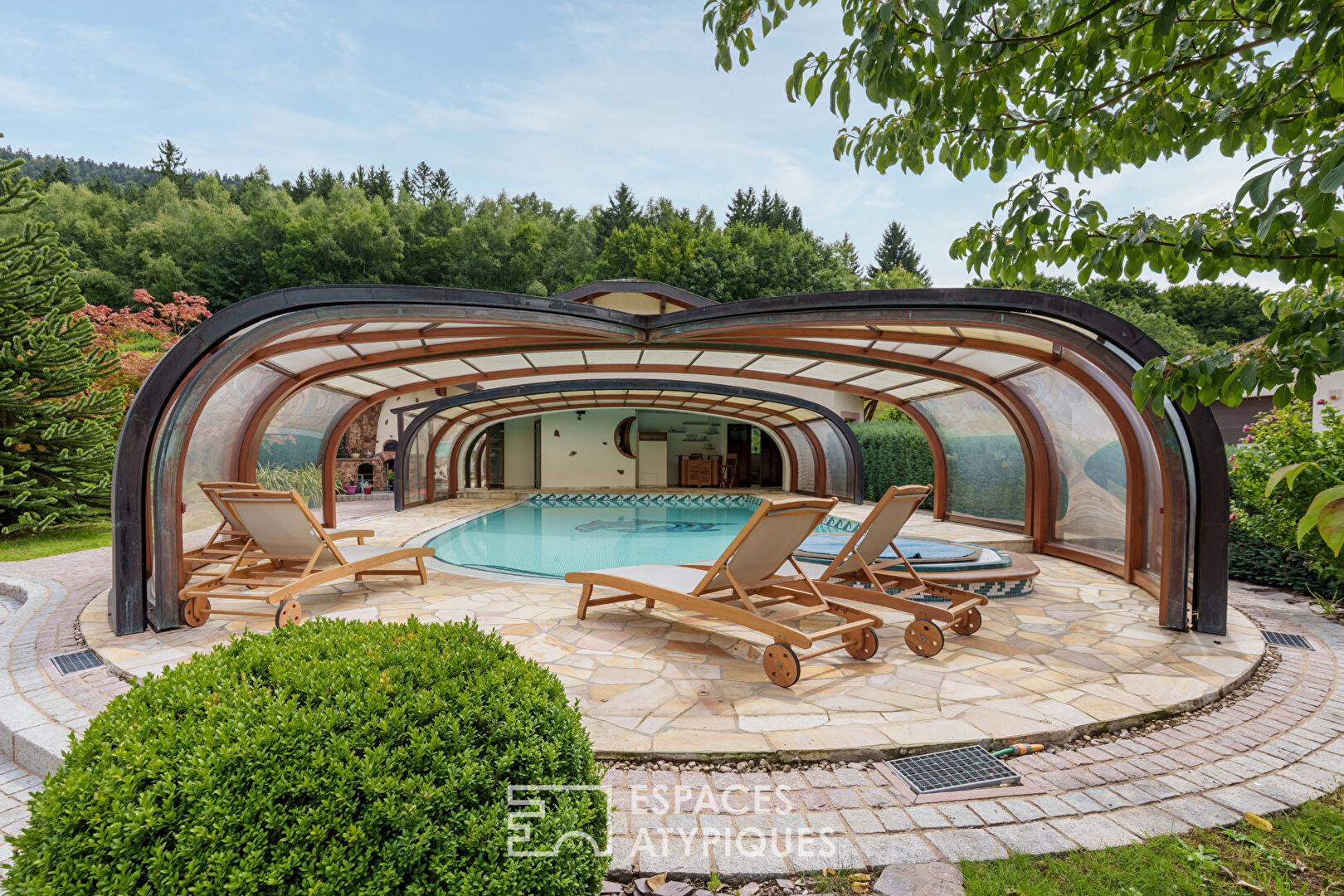 Propriété avec piscine et vaste terrain à proximité du lac de Pierre Percée