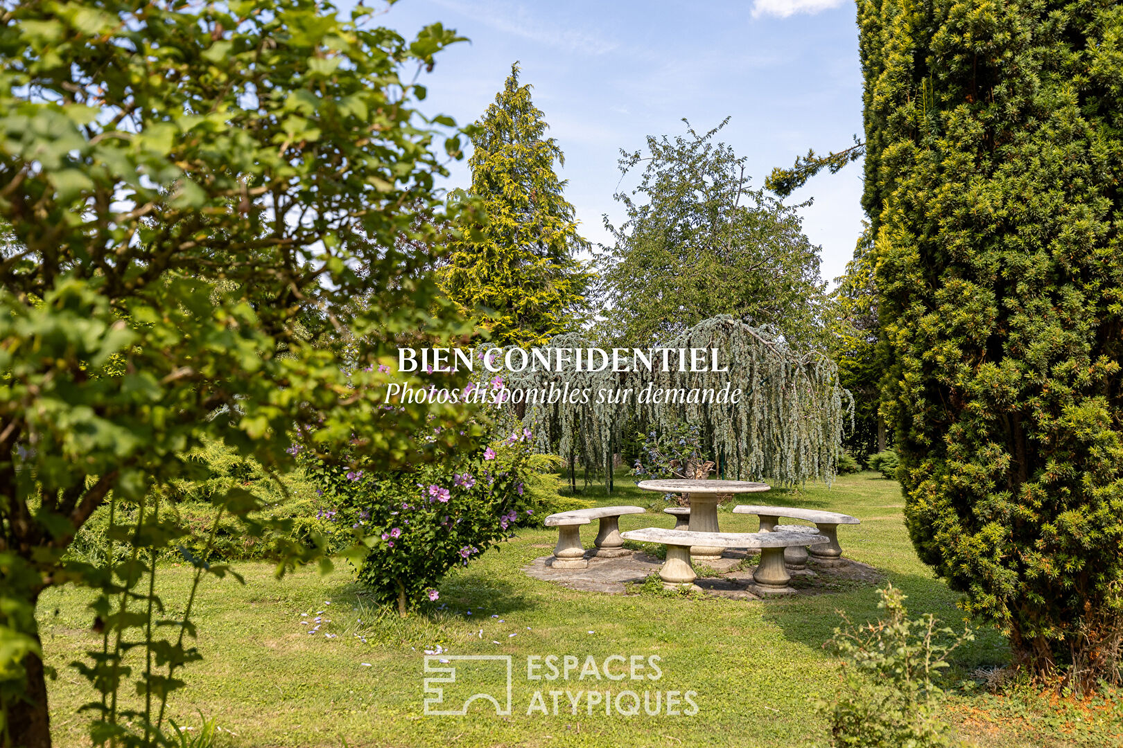 Renovated property with swimming pool and outbuildings on the outskirts of Metz
