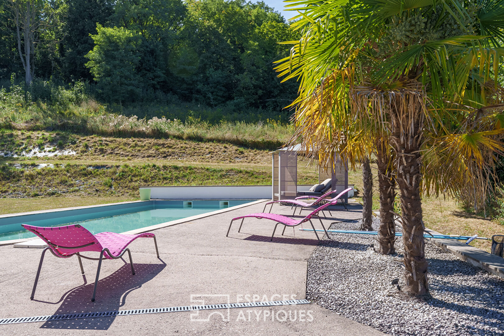 Maison familiale et son vaste terrain verdoyant avec piscine