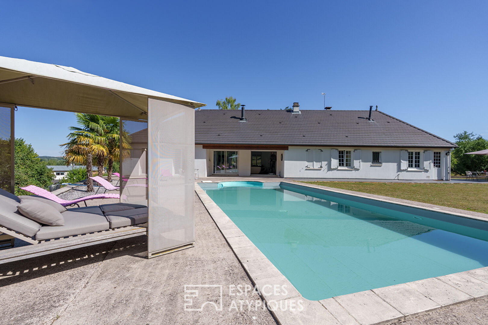 Maison familiale et son vaste terrain verdoyant avec piscine