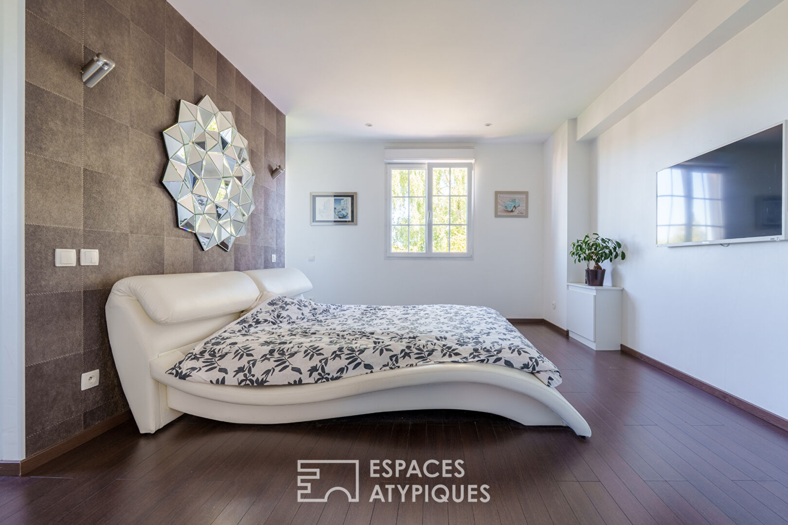 Maison familiale et son vaste terrain verdoyant avec piscine