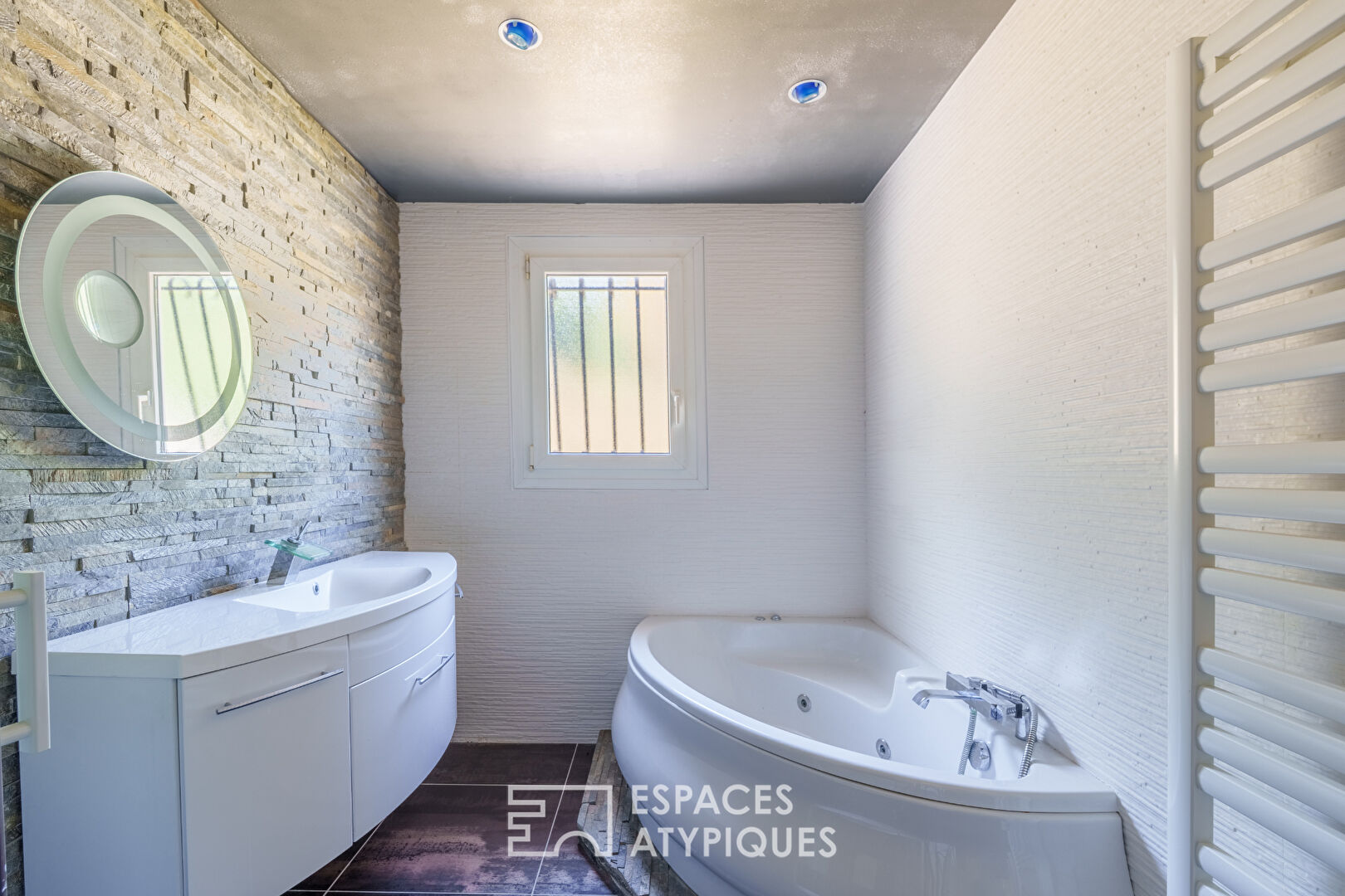 Maison familiale et son vaste terrain verdoyant avec piscine