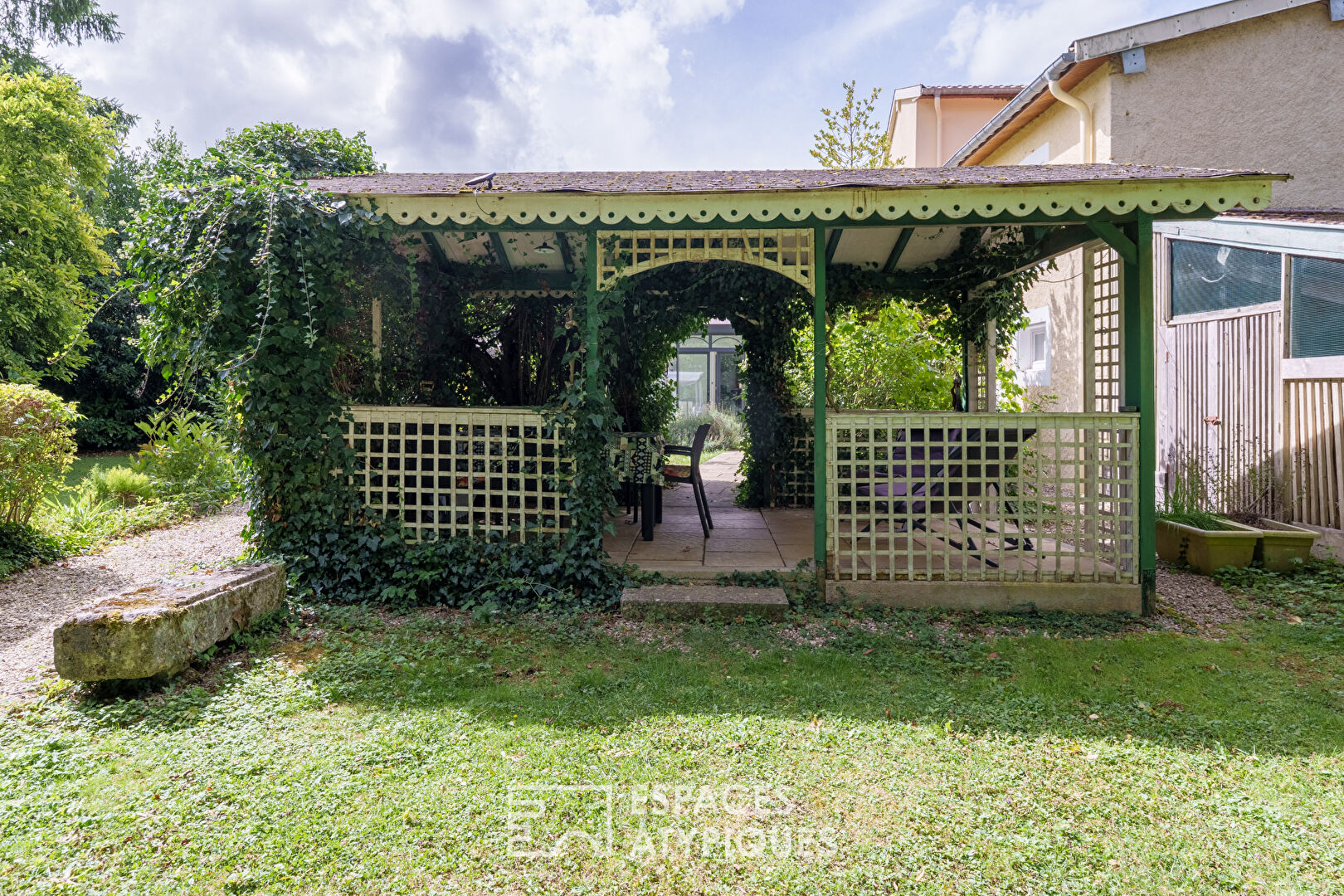 Charming property with pond, rivers, and cottages