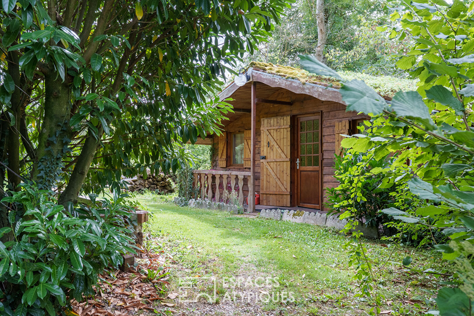 Charming property with pond, rivers, and cottages
