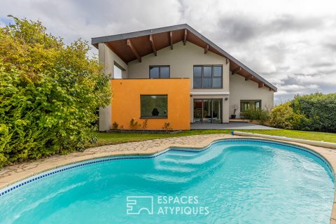 Lumineuse villa d’architecte avec piscine